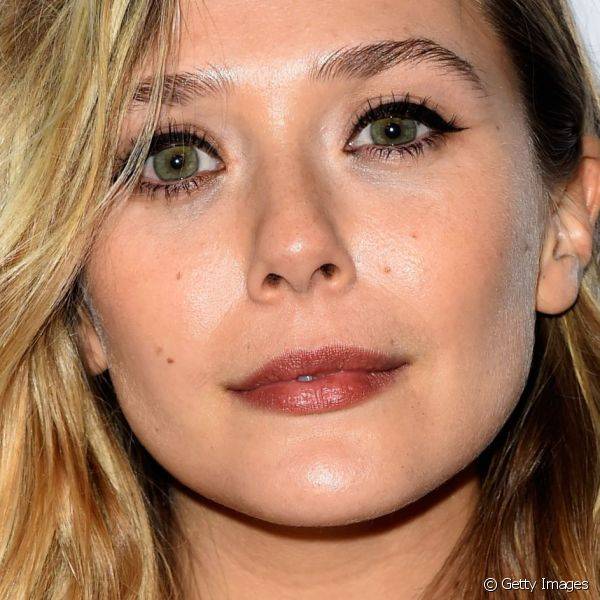 Elizabeth Olsen é considerada um ícone da moda, e, na maquiagem, suas produções também chamam atenção